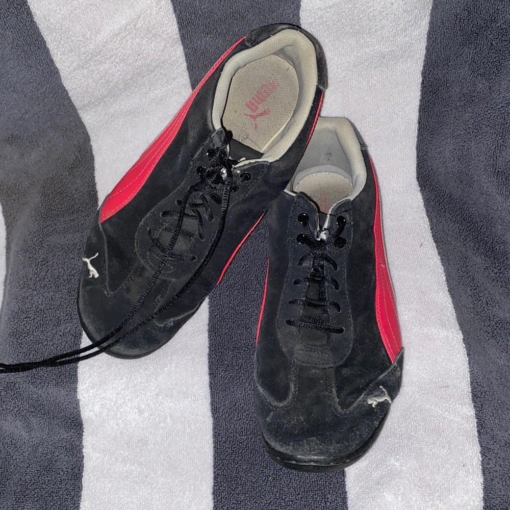 puma soccer shoes suede size 6 mens / 7.5 womens  hot pink black white
